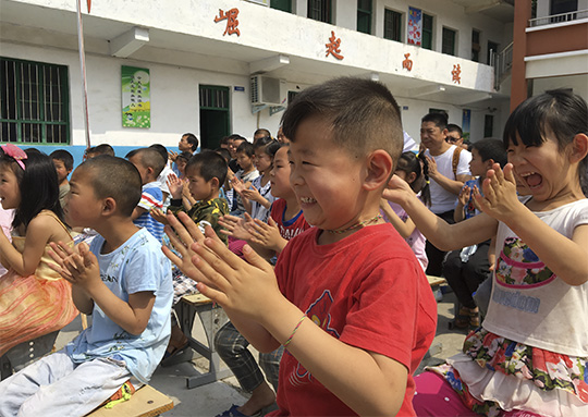 活動(dòng)現(xiàn)場(chǎng)孩子們激動(dòng)的笑臉