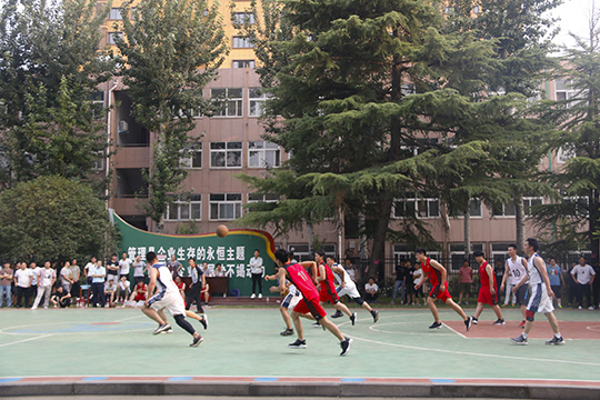 各位比賽隊(duì)員在賽場上激烈角逐
