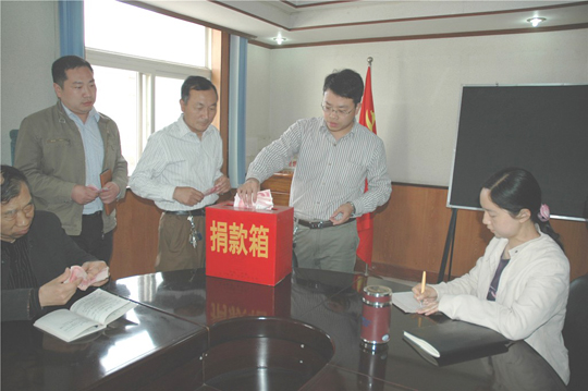 大家伸出援之手，將善款連同愛心與真情投入捐款箱中