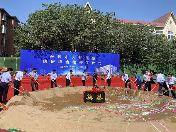 4出席開工儀式的各位領(lǐng)導(dǎo)共同為項目培土奠基.jpg 4出席開工儀式的各位領(lǐng)導(dǎo)共同為項目培土奠基.jpg