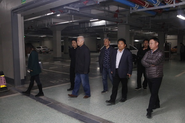 驗(yàn)收委員會(huì)專家察看地下車庫(kù).JPG 驗(yàn)收委員會(huì)專家察看地下車庫(kù).JPG