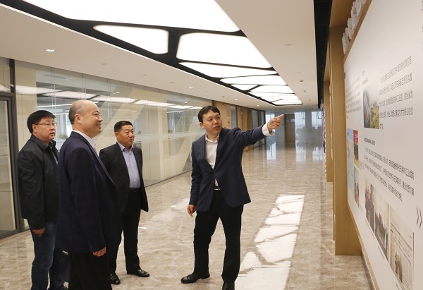 1、參觀集團(tuán)公司總部文化走廊.jpg 1、參觀集團(tuán)公司總部文化走廊.jpg