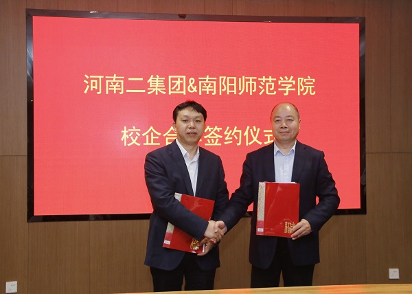 3、雙方簽署校企合作協(xié)議.jpg 3、雙方簽署校企合作協(xié)議.jpg
