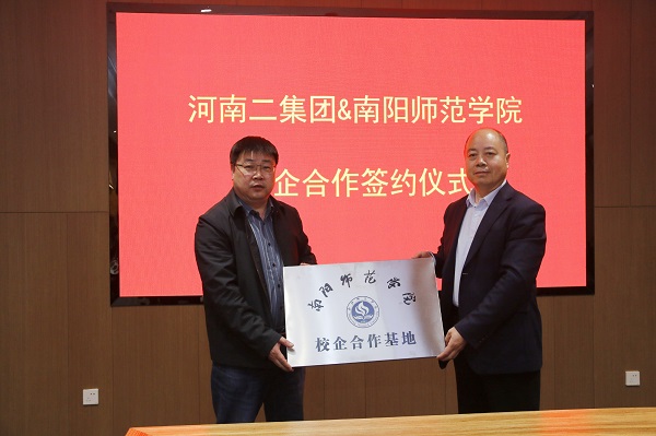 5、雙方共建校企合作基地.jpg 5、雙方共建校企合作基地.jpg