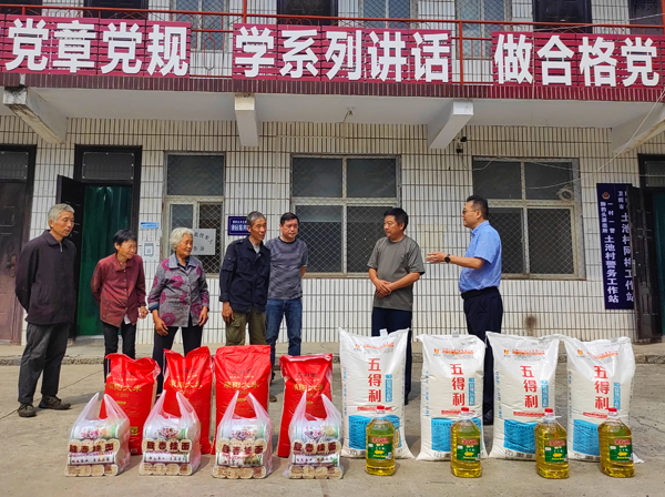 集團公司董事、副總經(jīng)理、分公司經(jīng)理、黨總支書記崔向軍一行走進獅豹頭鄉(xiāng)土池村開展慰問.jpg