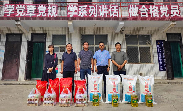 集團公司董事、副總經(jīng)理、分公司經(jīng)理、黨總支書記崔向軍一行與土池村村支部書記、駐村干部合影留念.jpg