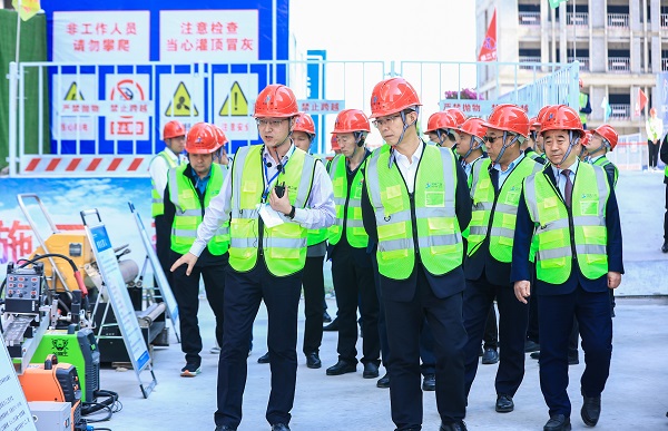 與會人員現(xiàn)場觀摩2.jpg 與會人員現(xiàn)場觀摩2.jpg