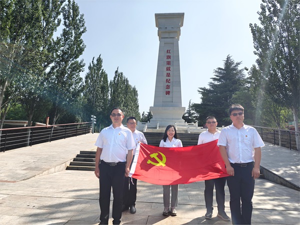 5第八分公司黨支部在紅旗渠紀(jì)念碑前合影.jpg